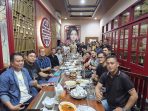 Kelompok hadir dalam acara apresiasi Kalteng di restoran tradisional.