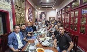 Kelompok hadir dalam acara apresiasi Kalteng di restoran tradisional.