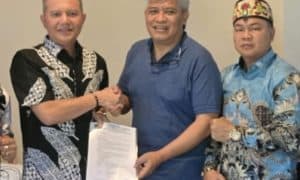 Pengurus DPW Asosiasi Penambang Rakyat Indonesia Kalimantan Tengah sedang serah terima dokumen resmi.