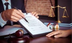 Pengacara menandatangani dokumen hukum di kantor pengadilan.